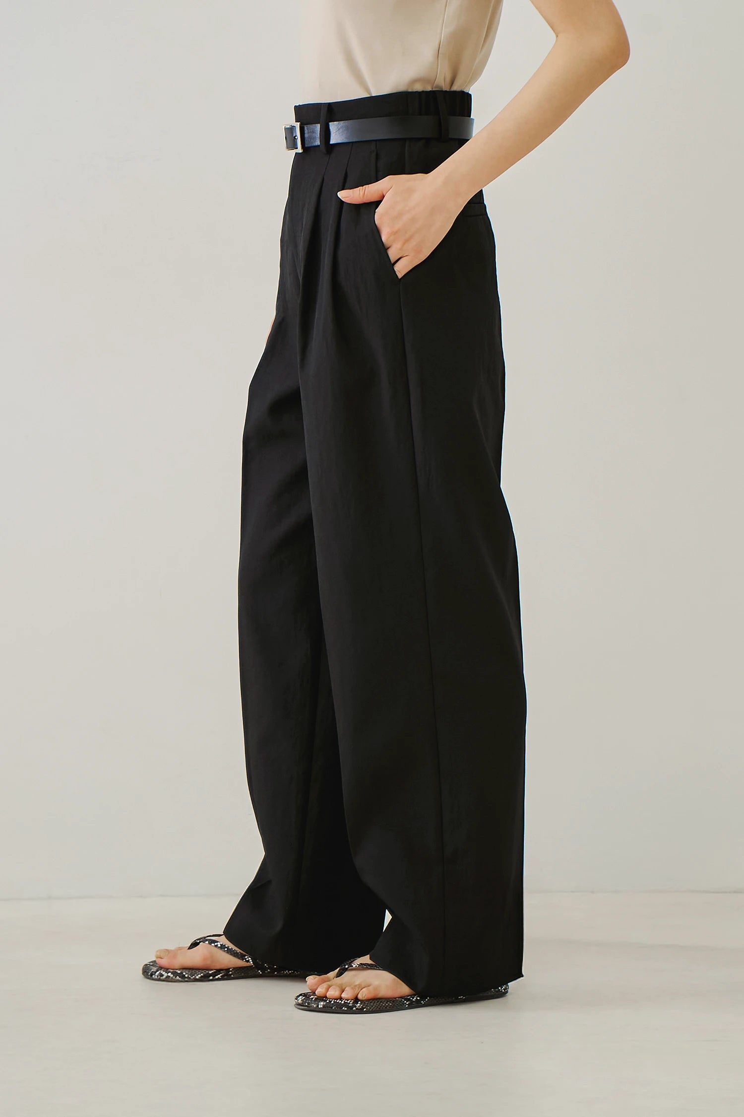 HAUNT TUCK PANTS Pants